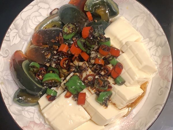 醬汁淋上皮蛋豆腐即可