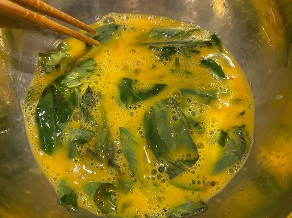 蛋液打散後加入斯好的九層塔攪拌 和少許鹽巴