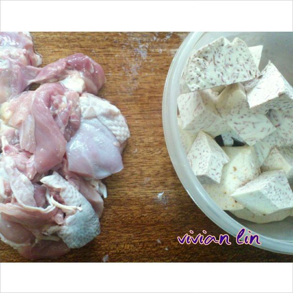 雞腿肉.跟芋頭切塊.蔥切段.蒜頭去皮拍扁