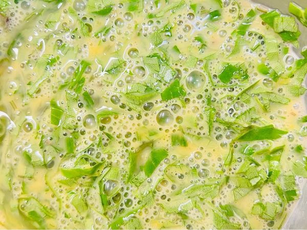 兩顆蛋打入碗中🥚🥚
加入切細的當歸葉 一點鹽 （鹽每個人口味不同 取適合自己口味的量 ）自己喜歡鹽少一點 攪拌均勻備用