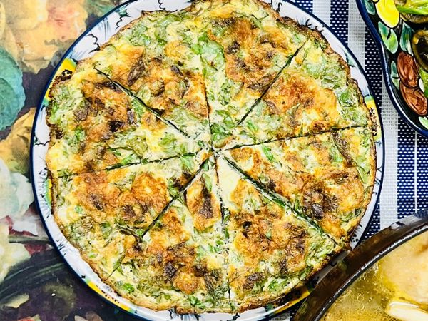 熱鍋熱油後 🍳
倒入蛋液  盡量讓蛋液均勻的撲在鍋底 這樣受熱均勻 等待兩面煎至金黃 就可以出鍋