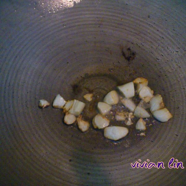 熱鍋.先下蒜頭.蔥白爆香.再加雞腿肉下去炒.至呈金黃色.