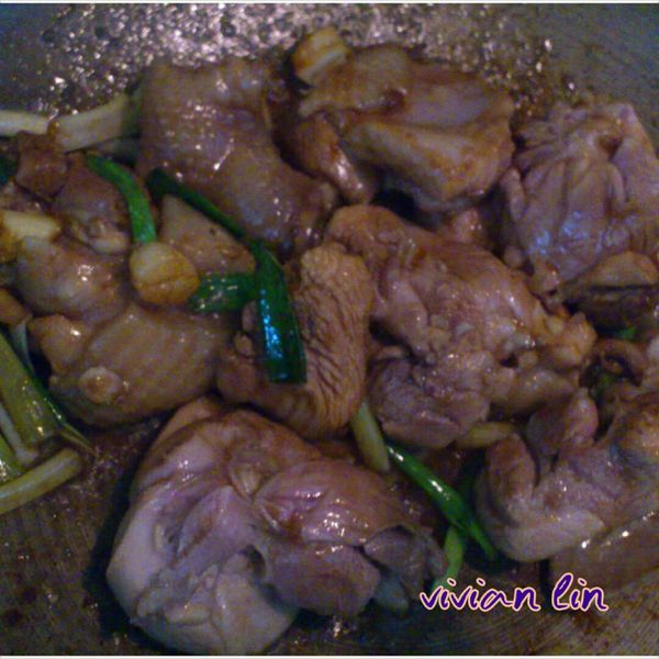 炒香之後.加入芋頭.稍微拌炒至有芋頭的香氣.再加入蔥綠.炒2-3分鐘.