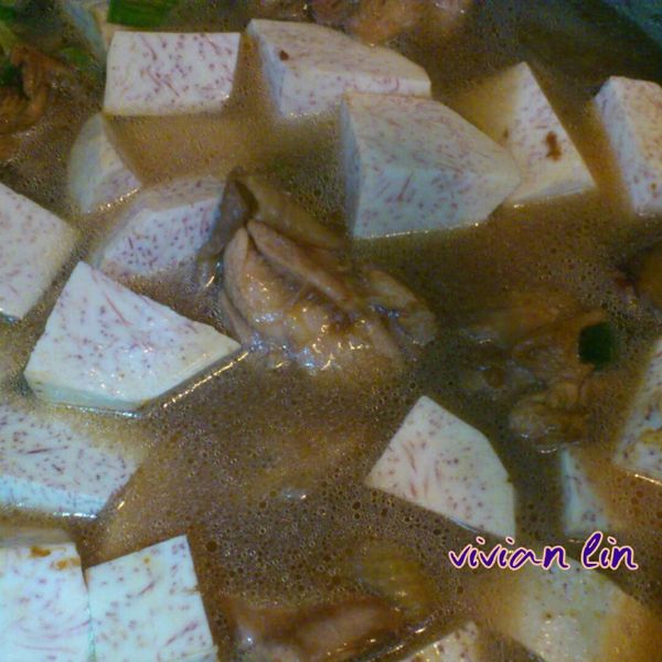 加入[調味料]炒至上色.加入稍微蓋過雞肉.芋頭的水.開中火煮開.再轉小火慢慢悶煮25-30分鐘