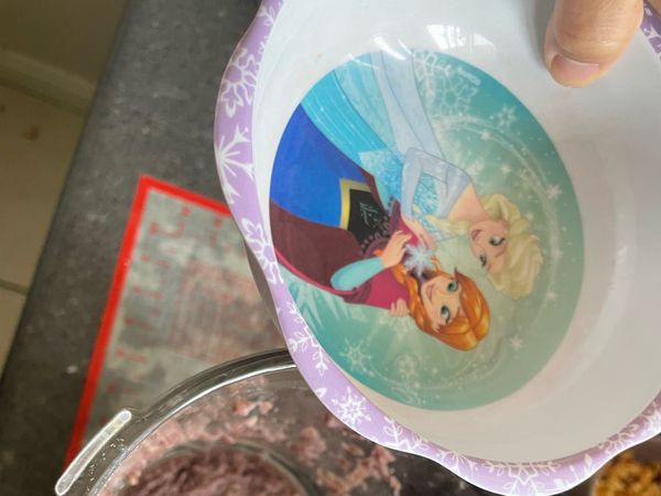 拿一個普通的幼兒小碗，放入碗一半高度的紅豆。清洗後倒入破壁機。