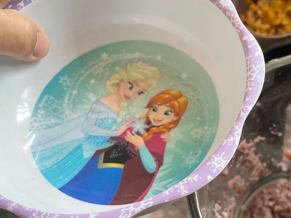 同一個碗，放入比紅豆高1.5倍高的水。倒入破壁機。