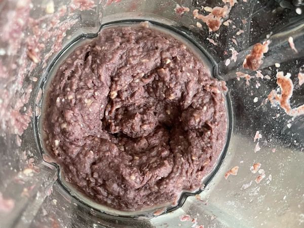 完成了，一點也不用炒，超方便快速，在餡料沒變冷時加入糖，太早加糖容易焦。喜歡油量的可以加入味道不重的炒菜用橄欖油一起攪拌均勻。