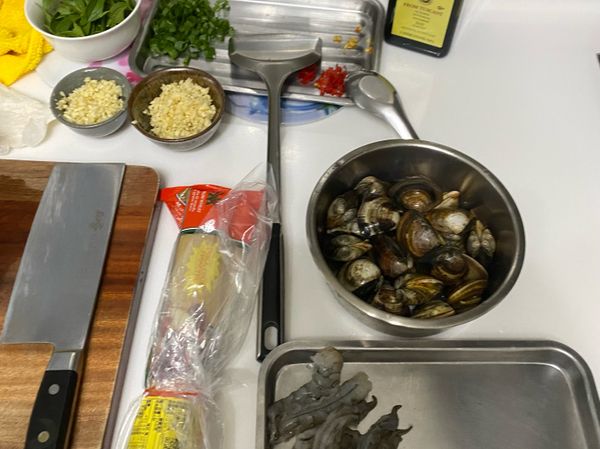 蛤蜊吐沙、洗淨/蝦子去殼/蒜頭切末/適量九層塔備用