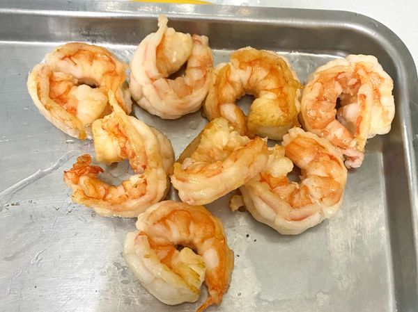 熱油鍋後翻炒蝦子加鹽巴約八分熟後先拿起備用