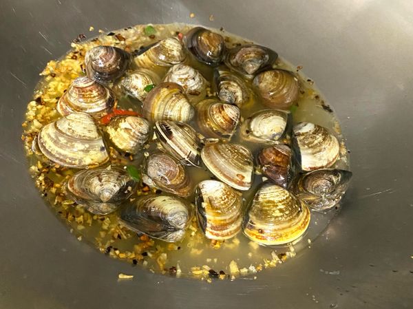 - 同時時煮義大利麵，水滾後加一湯匙鹽巴後加入義大利麵，可加點橄欖油防沾黏

煨蒜末變色後加入蛤蠣再加入煮麵水，水量蓋過蛤蠣後悶煮至蛤蜊全開