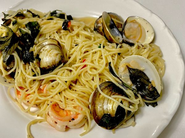 下義大利麵翻炒，最後將蝦子倒回後加入九層塔，完成。