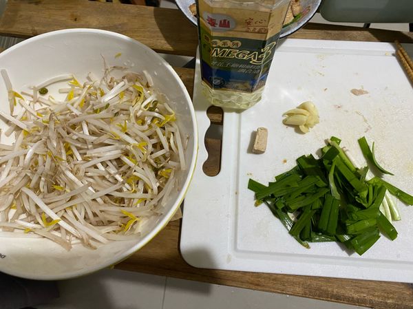 韭菜炒豆芽 
備料：
豆芽菜洗乾淨瀝乾
韭菜切段
蒜頭壓扁
雞湯塊切一半
