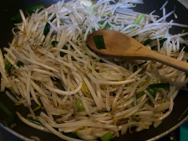 豆芽菜水份很多，雞湯塊一下子就融化了，等豆芽菜變得有點透明透明的就完成啦！