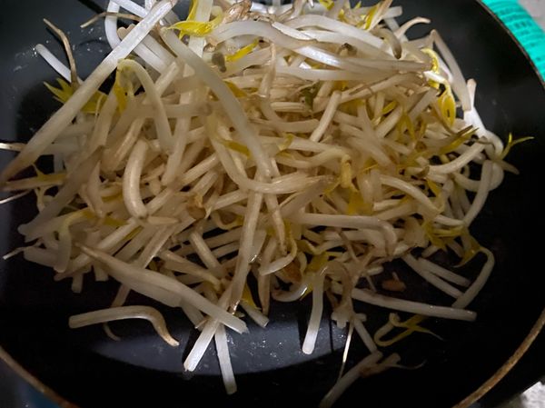 奶油融化後丟豆芽菜下去拌炒