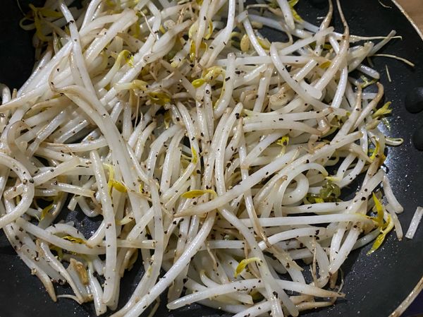 等它透明透明的～加入鹽巴胡椒調味就完成啦！