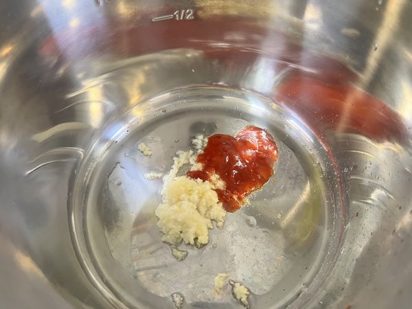 萬用鍋選擇煎炒模式，加少許油爆香蒜泥、番茄醬