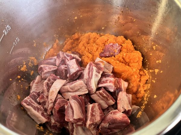 放入牛肋條拌炒至不再出血水