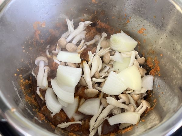 放入所有調味料、洋蔥、鴻禧菇拌炒均勻