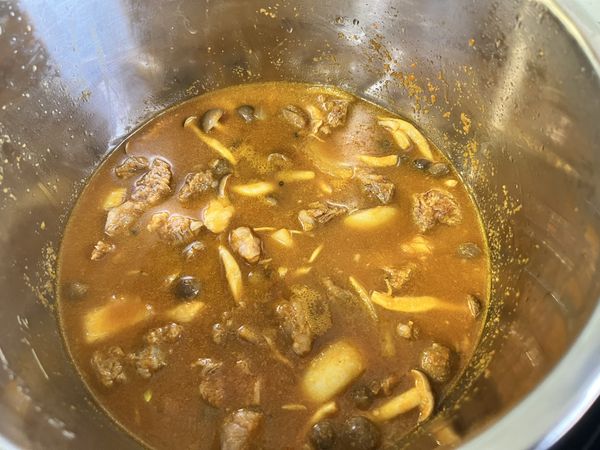 加水（蓋過食材即可），鍋子調整成燉湯模式20分鐘