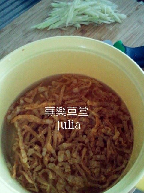 將乾金針花與乾豆皮先洗淨泡開備用