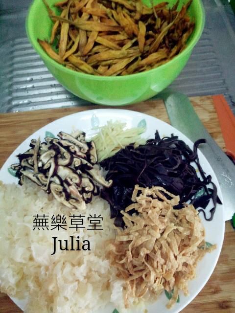 將乾料所有材料也是洗淨泡軟去除擠乾水分後切絲備用