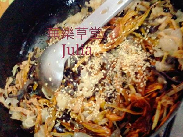 鍋子低溫用油150g炒香1.2做法的材料後
續加入醬油及味醂拌炒後起鍋前撒上白芝麻放涼備用