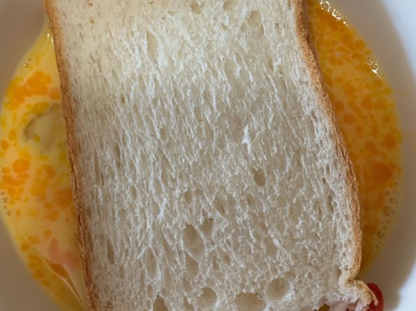 雞蛋🥚➕牛奶🥛打散后，把吐司片放進泡5分鐘，等吐司吸吸滿蛋液即可

吐司要底面都泡蛋液哦，不要只泡一面