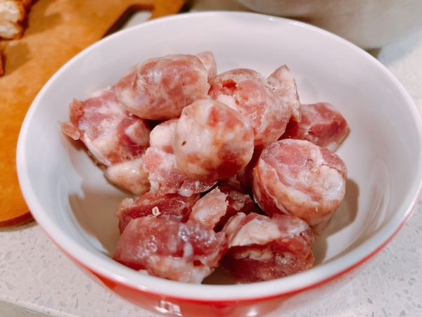 香腸切片後，先煎到半熟，盛起備用