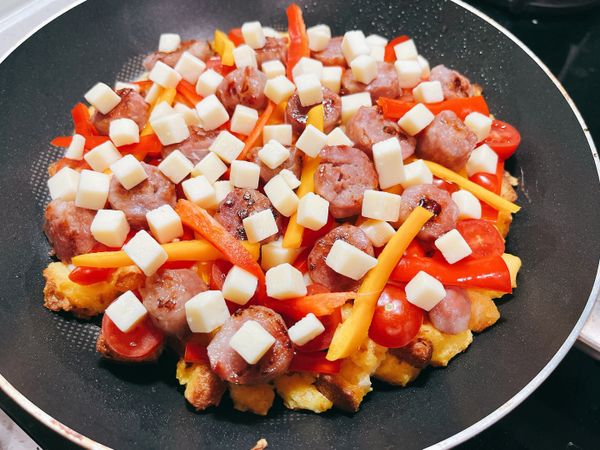 再鋪上起司片，蓋上鍋蓋等起司融化，撒上黑胡椒粒完成✅