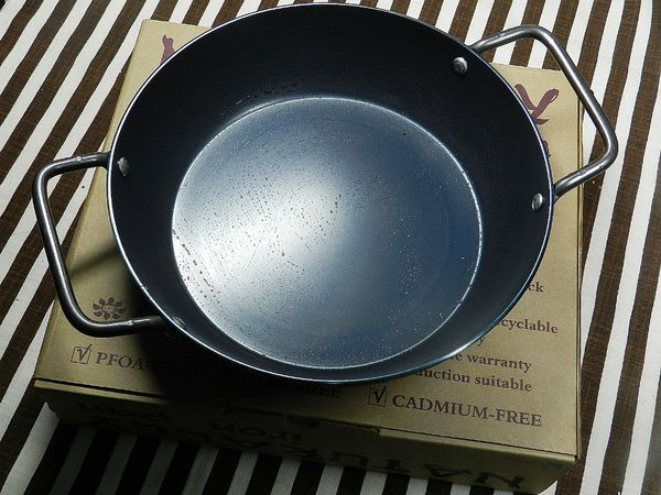 這是黑鼎傳奇精鐵鍋的20cm海鮮燉鍋，今天不做海鮮，來烘蛋