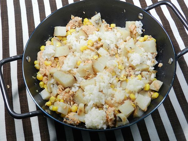 馬鈴薯切塊，拌入鮭魚、玉米粒與白飯，其實要加什麼料都可~因為鮭魚罐頭有調味~所以就沒放鹽!