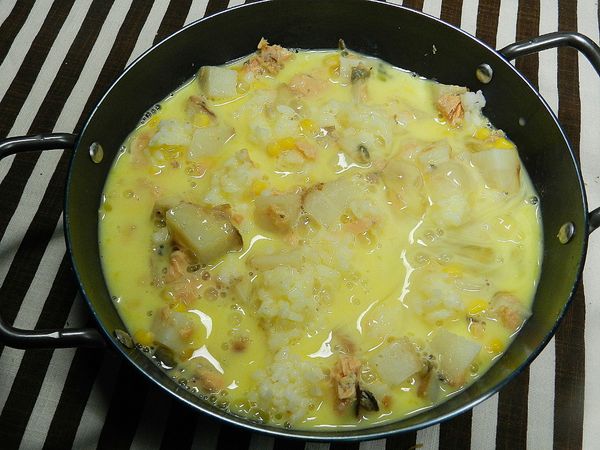 將蛋液倒入鍋內