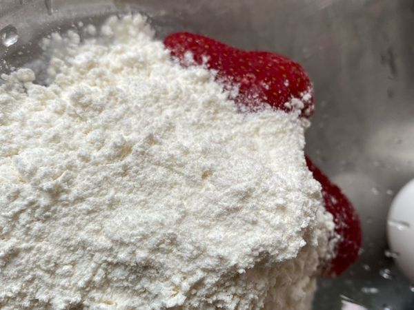 鬆餅粉加入草莓