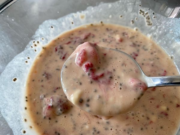 加入一顆蛋、奇亞籽、適量的水或鮮奶，攪和均勻。