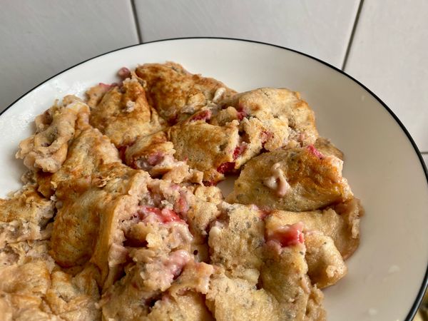 熱鍋加入奶油，在將鬆餅糊倒入，約5分鐘翻面，煎成金黃色，完成！