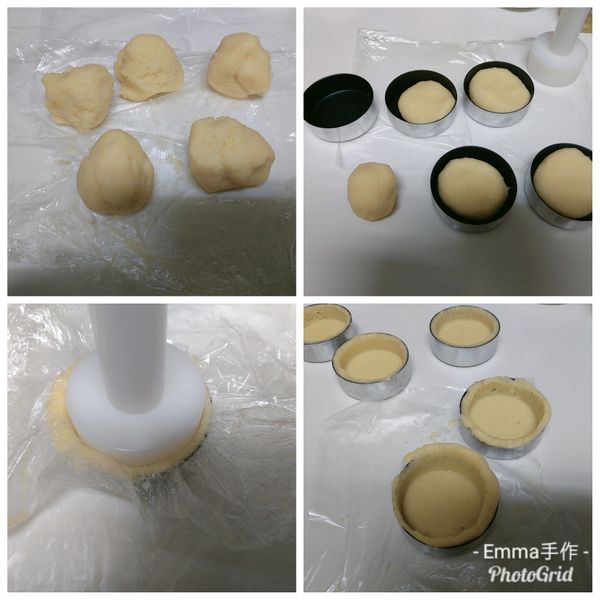 取靜置過的蛋塔皮分割每個50克，挫圓再壓平後放入模具中，蓋上保鮮膜，再用壓棒壓平，最後用刮刀削掉邊緣多餘的蛋塔皮。