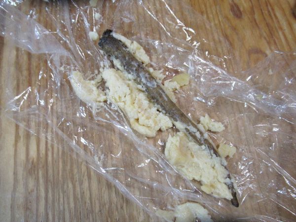 保鮮膜上鋪白味噌.放入步驟1牛蒡裹.放入冰箱醃漬7天.做好味噌漬牛蒡.