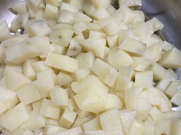 馬鈴薯切丁蒸熟備用。