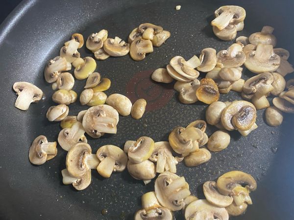蘑菇稍微沖洗擦乾後切片，入鍋將水份炒乾。