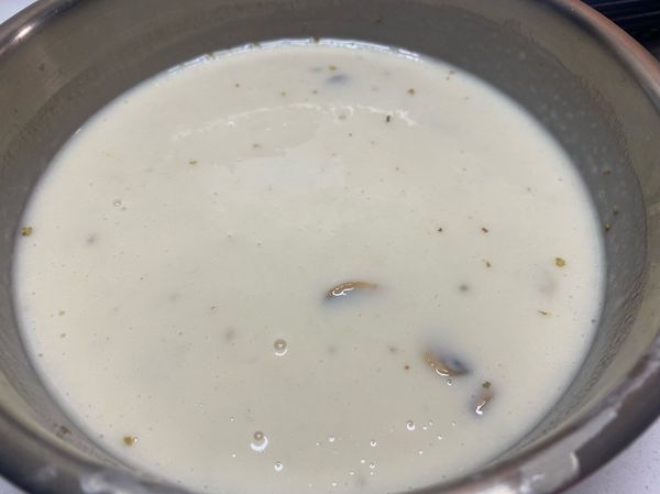 將洋蔥、蘑菇和馬鈴薯放入調理機打成泥狀（保留1/3馬鈴薯和1/2蘑菇不放入，最後再倒入湯鍋增添口感，亦可全數打泥）。

將馬鈴薯泥倒入湯鍋，未打泥的馬鈴薯和蘑菇、洋蔥也一併放入，分次加入牛奶，並依個人喜愛的濃稠度分次加入飲用水，再小火煮滾或放入電鍋加熱即可。

最後依個人口味添加義式香料和黑胡椒粉。