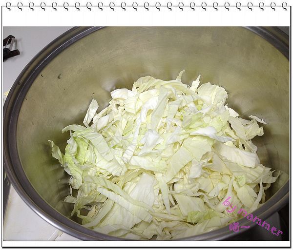 高麗菜切絲；香菇去梗切絲