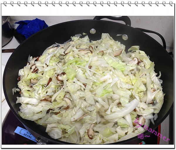 大蒜拍碎，下鍋爆香；高麗菜絲和香菇絲下鍋翻炒後，加入[調味料]，加入半碗水