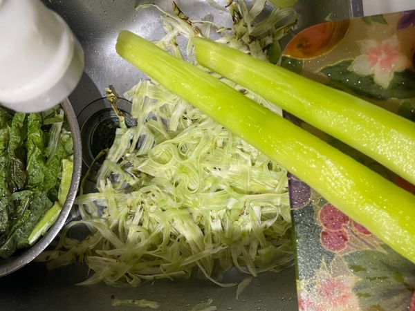 菜心清洗乾淨，取葉去皮