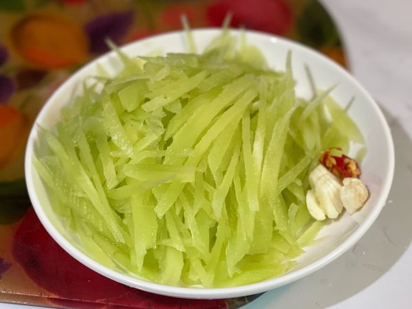 菜心先切片再切絲，蒜頭，辣椒切碎備用