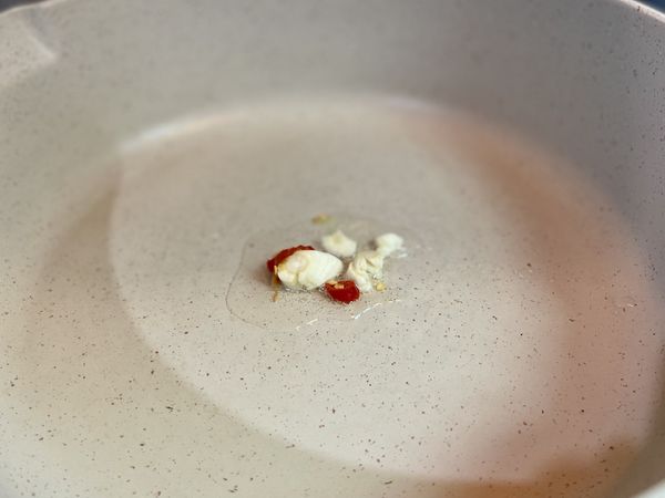 起油鍋，先炒香蒜頭、辣椒