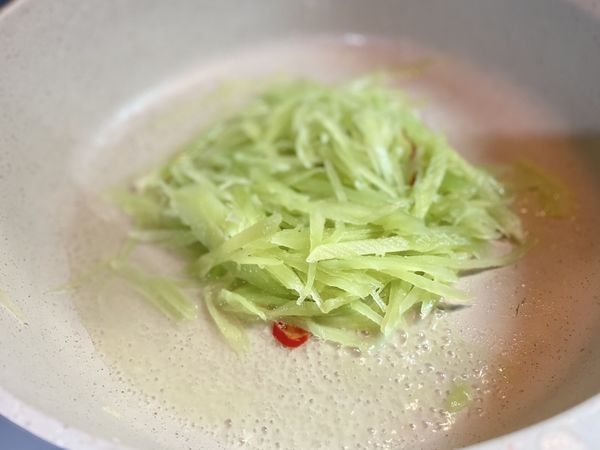 加入鹽、一點點水，燜煮一下下