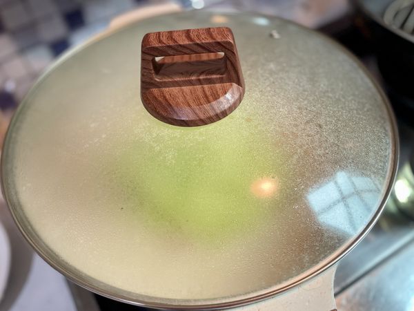 蓋鍋蓋燜煮2分鐘後起鍋上桌