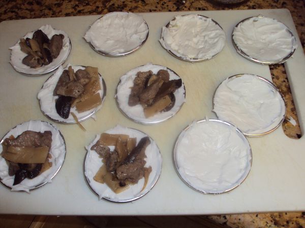 用醬油碟或做肉圓的小碟均可,先在碟中抹油,抹上一層粉漿,其中一半放上餡料,另一半不放,