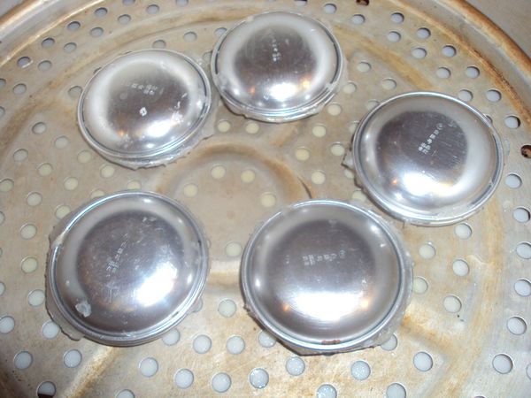 將沒放餡料的覆蓋在有餡料的上面,一般都是直接在餡料上再抹上粉漿,但我覺得反而不易操作,所以都用另一個碟子蓋上去一起蒸,蒸約10分鐘後取下上面的碟子,再蒸5分鐘即可