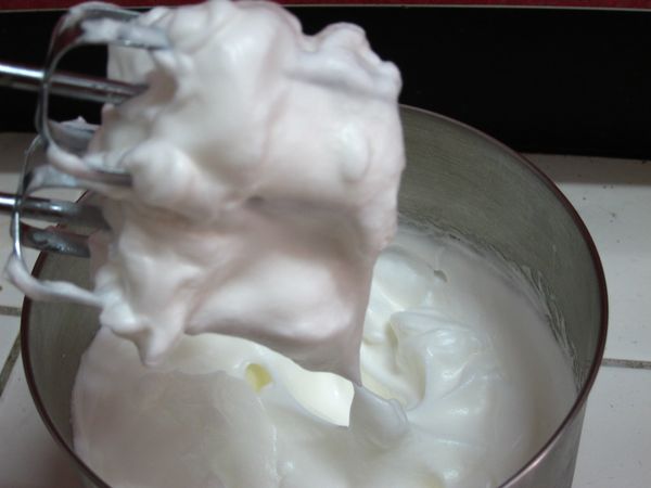 蛋白、糖打至乾性發泡。